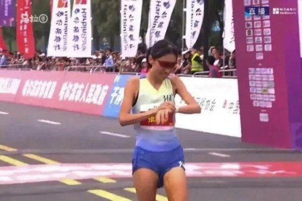信通实盘 跑得最快的女护士，被骂过头了